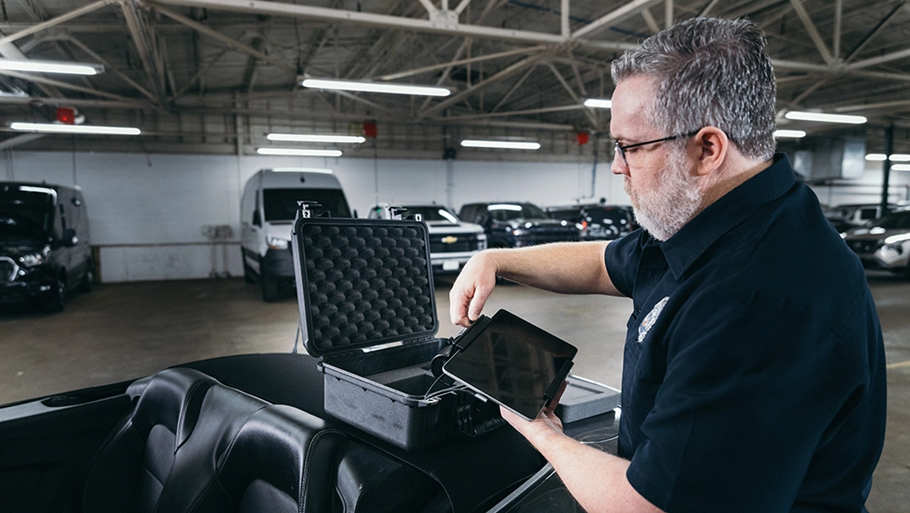 A photograph a vehicle forensic examiner using Magnet Autokey on a car.